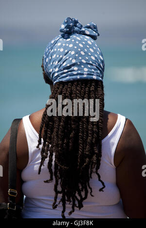 Frau, die von der Pier, 2016 San Clemente Ocean Festival, San Clemente, Kalifornien, USA Stockfoto