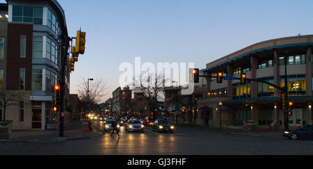 Verkehr hält am Broadway am Canyon Blvd. in Downtown Boulder Stockfoto