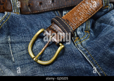Leder Gürtel Nahaufnahme Blue Jeans anziehen Stockfoto