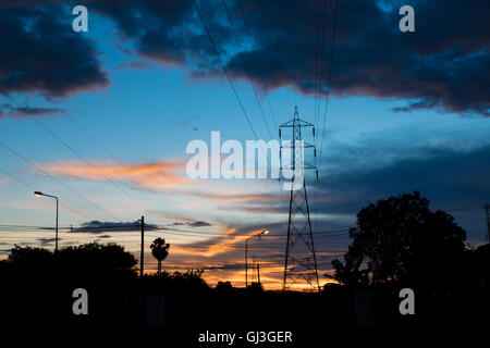 elektrische Pylon Silhouetten in einer Zeit des Sonnenuntergangs. Hintergrund Stockfoto
