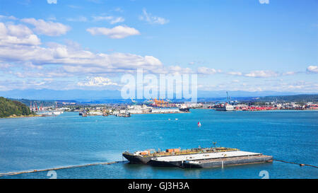 Commencement Bay mit Mount Rainier im Hintergrund, vom SR 509 gesehen.  Commencement Bay Geschichte der Industrie und Schifffahrt Stockfoto