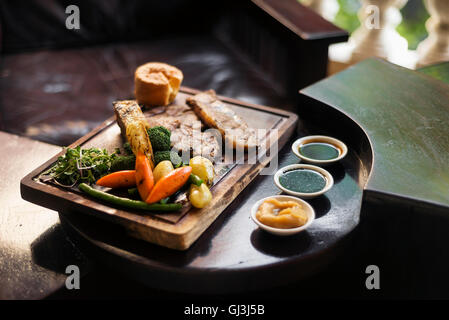 traditionelles britisches Englisch Sonntag Roastbeef mit klassischen Essen Gemüse Stockfoto