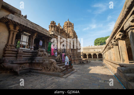 Personen, die in den Tanjavur Brihadeshwara Tempel, TamilNadu eingeben. Indien Stockfoto