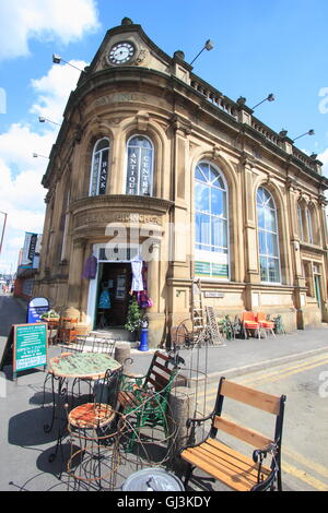 Eine eklektische Mischung von Elementen für den Verkauf außerhalb describing Bank Antiques Centre in Antiquitäten Viertel, Sheffield, Yorkshire, England UK Stockfoto