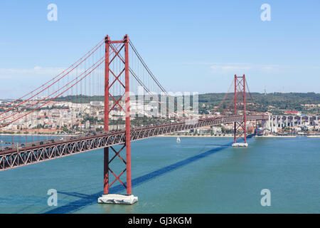 Ponte 25 de Abril über den Tagus Fluss und Blick auf das Zentrum von Lissabon, Portugal Stockfoto