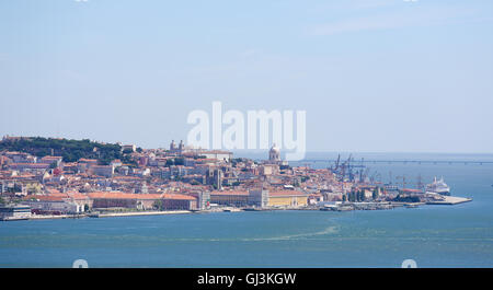 Blick auf das Zentrum von Lissabon, Portugal, aus über den Fluss Tejo, mit Castelo de Sao Jorge, die Kathedrale von Lissabon und die Hose Stockfoto
