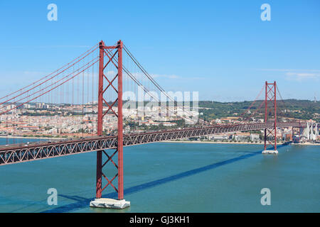 Ponte 25 de Abril über den Tagus Fluss und Blick auf das Zentrum von Lissabon, Portugal Stockfoto