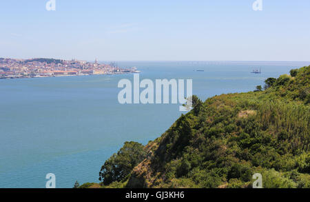 Blick auf das Zentrum von Lissabon, Portugal, aus über den Fluss Tejo. Stockfoto