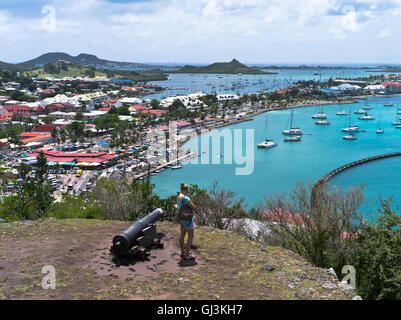 dh Marigot Fort louis st martin SAINT MARTIN KARIBIK Tourist Frau Kanone Hafen Bucht am Wasser französisch Stadt westindien Stockfoto