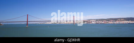 Ponte 25 de Abril über den Tagus Fluss und Blick auf das Zentrum von Lissabon, Portugal Stockfoto