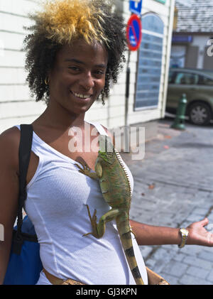 dh Philipsburg West indies ST MAARTEN CARIBBEAN Girl mit Leguan Tiereidechse hängen an Menschen ungewöhnliche Haustiere Stockfoto