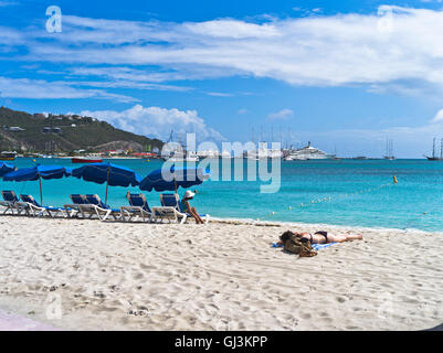 dh Philipsburg St. MAARTEN Karibik Sand Strand Sonnenanbeter Sonnenschirme Liege Kreuzfahrtschiffe im Hafen Stockfoto