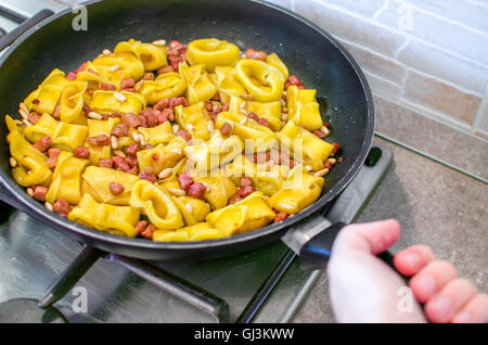 Kürbisravioli Bratpfanne Stockfoto