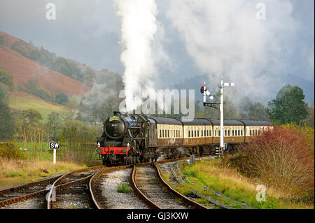 Die corwen Revival Dampf Zug nähert sich Carrog Station auf der Llangollen Erbe, North Wales, UK Stockfoto