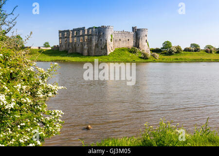 Carew Burgruine am Ufer des Flusses Carew, Pembrokeshire, Wales, UK Stockfoto