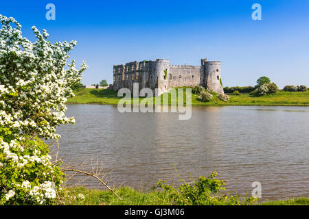 Carew Burgruine am Ufer des Flusses Carew, Pembrokeshire, Wales, UK Stockfoto