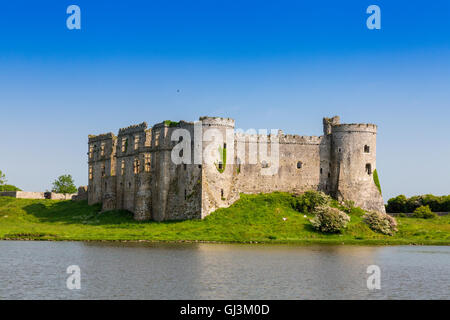 Carew Burgruine am Ufer des Flusses Carew, Pembrokeshire, Wales, UK Stockfoto