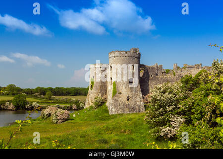 Carew Burgruine am Ufer des Flusses Carew, Pembrokeshire, Wales, UK Stockfoto