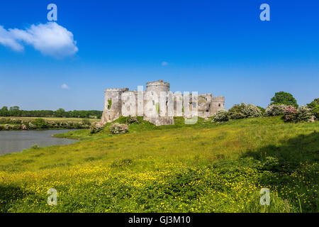 Carew Burgruine am Ufer des Flusses Carew, Pembrokeshire, Wales, UK Stockfoto