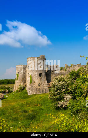 Carew Burgruine am Ufer des Flusses Carew, Pembrokeshire, Wales, UK Stockfoto