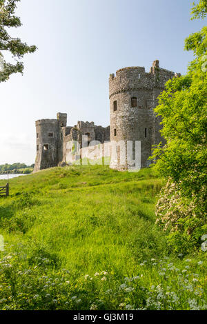 Carew Burgruine am Ufer des Flusses Carew, Pembrokeshire, Wales, UK Stockfoto