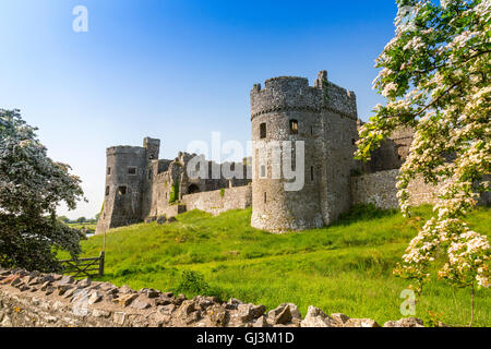 Carew Burgruine am Ufer des Flusses Carew, Pembrokeshire, Wales, UK Stockfoto