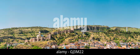 Malerische Aussicht auf die uneinnehmbare Festung Narikala Festung und St. Nikolaus-Kirche In Tiflis, Georgien. Stockfoto