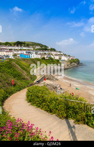 Reihen von bunten Reihenhäuser mit Blick auf einen Strand in New Quay, Ceredigion, Mid Wales, UK Stockfoto