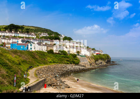 Reihen von bunten Reihenhäuser mit Blick auf einen Strand in New Quay, Ceredigion, Mid Wales, UK Stockfoto