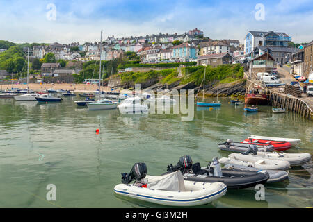 Bunten Häuserzeilen mit Blick auf den Hafen in New Quay, Ceredigion, Mid Wales, UK Stockfoto