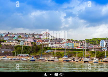 Bunten Häuserzeilen mit Blick auf den Hafen in New Quay, Ceredigion, Mid Wales, UK Stockfoto