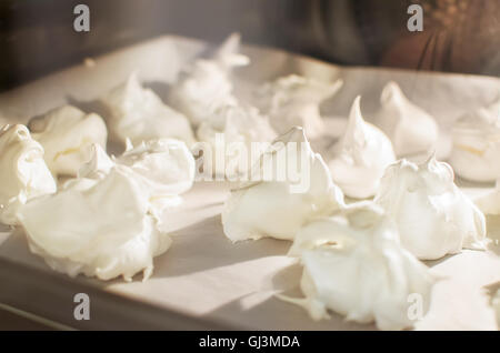 weiche Zucker Meringues Backen im Ofen Stockfoto