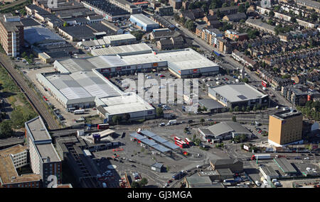Luftaufnahme von Tottenham Hale Retail Park, Zug & Bus Stationen, London N15, UK Stockfoto