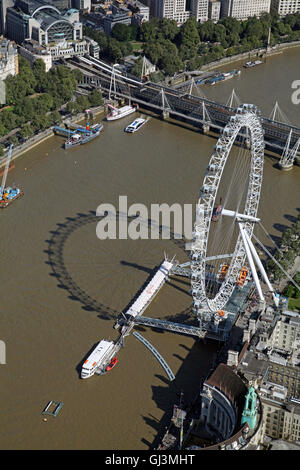 Luftaufnahme des London Eye oder British Airways Millennium Wheel am Ufer der Themse, UK Stockfoto