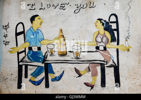 BURKINA FASO, Provinz Poni, Gaoua, Wand-Malerei als Werbung für Bier-Bar, Mann und Frau sitzen am Tisch trinken Brakina Beer, das lokale Bier der Brauerei in Burkina Faso, Motto, ich liebe dich und Gott gehört Stockfoto