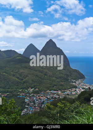dh Piton Berge ST LUCIA CARIBBEAN Doppelspitzen Berge Soufriere Dorf Saint Lucia Pitons anzeigen Stockfoto