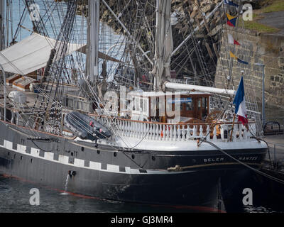 Die Fregatte Belem (französische Schulschiff) angedockt am Kai Penfeld während des Brest maritime Festivals 2016. Stockfoto