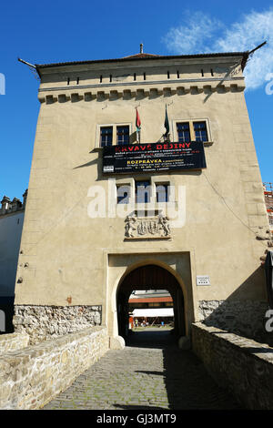 KEZMAROK, Slowakei - 8. Juli 2016: Der alte Turm mit Eingangstor in Kezmarok Burg, hohe Tatra, Slowakei. Stockfoto