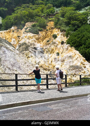 dh Sulfur Volcanic Springs ST LUCIA KARIBIK Touristenpaar Betrachten Landschaft rauchen Vents Touristen Urlaub Stockfoto