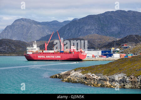 Royal Arctic Line-Frachtschiff, die Irena Arctica angedockt und Entladen im Containerhafen im Sommer. Paamiut, Sermersooq, südwestliche Grönland Stockfoto