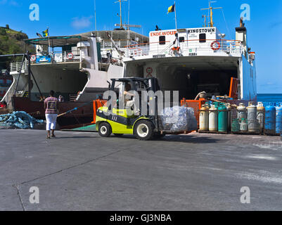 dh Kingstown ST VINCENT CARIBBEAN Inter Island Ferry Terminal laden zwei Fähren Fracht Gabelstapler Boot Stockfoto