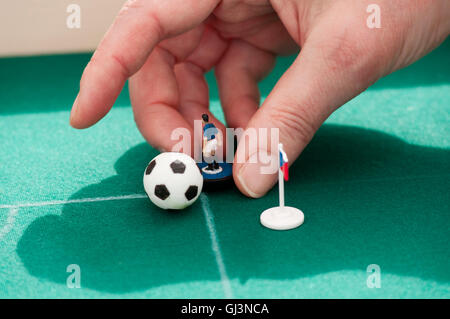 Person spielen Subbuteo-Tischfußball Stockfoto