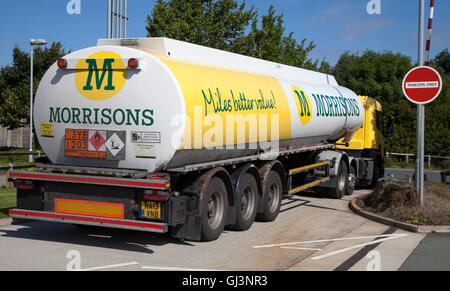 Scania P440 Morrisons Kraftstofftanker Supermarkt Lieferung in Knowsley, Liverpool, Merseyside, England Stockfoto
