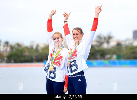 Die britische Helen Glover (links) und Heather Stanning (rechts) feiern beim Finale der Frauen im Lagoa Stadium am siebten Tag der Olympischen Spiele in Rio, Brasilien, den Goldsieg. Bilddatum: Freitag, 12. August 2016. Bildnachweis sollte lauten: Mike Egerton/PA Wire. Stockfoto