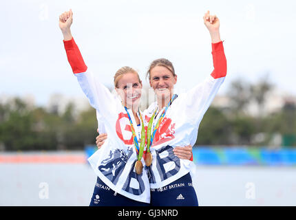 Die britische Helen Glover (links) und Heather Stanning (rechts) feiern beim Finale der Frauen im Lagoa Stadium am siebten Tag der Olympischen Spiele in Rio, Brasilien, den Goldsieg. Bilddatum: Freitag, 12. August 2016. Bildnachweis sollte lauten: Mike Egerton/PA Wire. Stockfoto