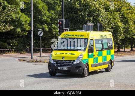 Notarztwagen in Liverpool, Merseyside, Großbritannien. NHS Nord-West-Ambulanz. Autoverkehr in Knowsley, Großbritannien Stockfoto