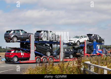 Autotransporter; Autotransporter, der Land Rover mit dem besten kompakten Range Rover SUV von Land Rover trägt; Neu gebauter Range Rover Evoque auf der Strecke zu Liverpool Docks, für den Transport zu Exportmärkten auf dem Seeweg. Stockfoto