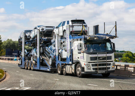 Autotransporter; Autotransporter, der Land Rover mit dem besten kompakten Range Rover SUV von Land Rover trägt; Neu gebaute Land Rover Range Rover Evoque Kollektion und Lieferungen auf dem Weg zu Liverpool Docks, für den Transport zu den Exportmärkten auf dem Seeweg. Stockfoto