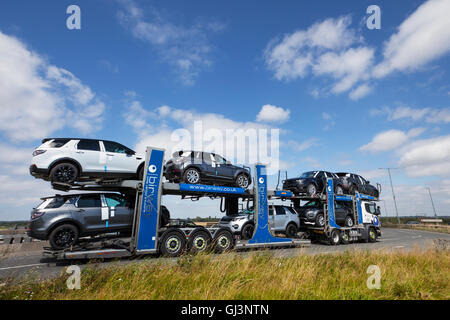 Autotransporter; Autotransporter bewegen Land Rover mit dem besten Kompakt-Range-Rover-SUV; Neu gebauter Range Rover Evoque auf dem Weg zu Liverpool Docks; Autos für den Transport zu Exportmärkten auf dem Seeweg. Stockfoto