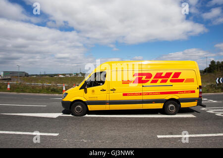 DHL Paketzustellwagen auf den Autobahnen Liverpool, Merseyside, UK. Fahrzeugverkehr in Knowsley, UK Internationale Expresslieferungen und globale Spedition. Stockfoto